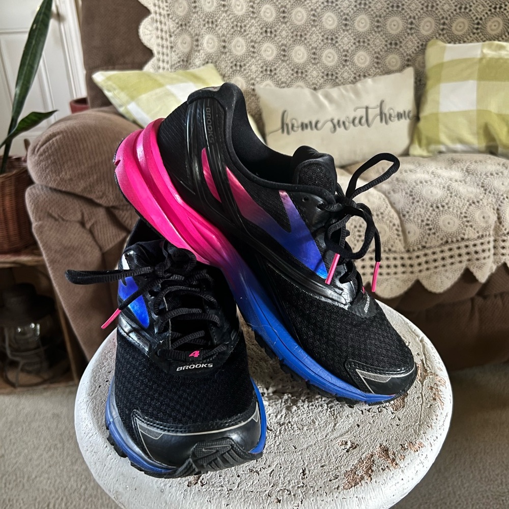 Used woman’s Brooks. Sz 9